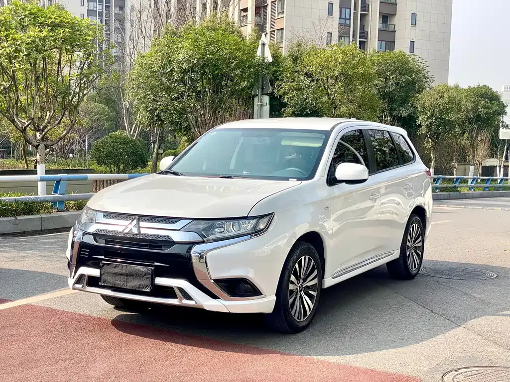 Mitsubishi Outlander — фото 5