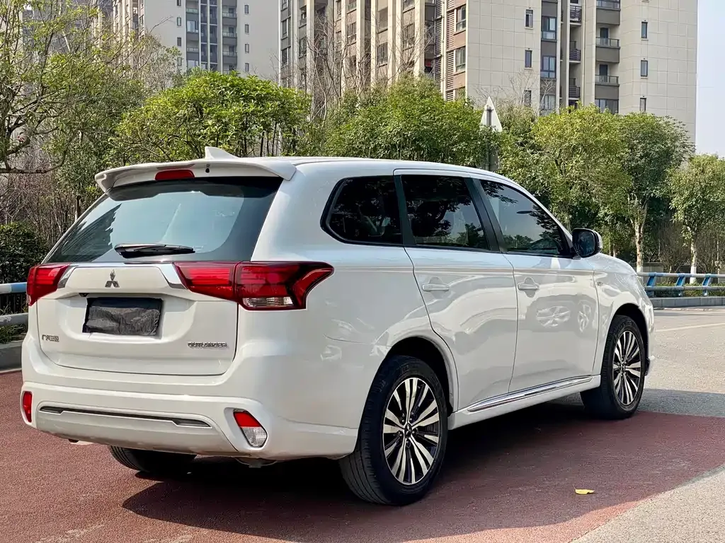Mitsubishi Outlander — фото 9