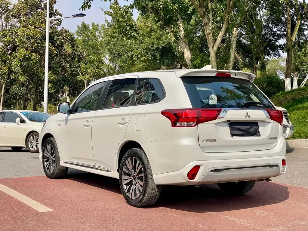 Mitsubishi Outlander — фото 4