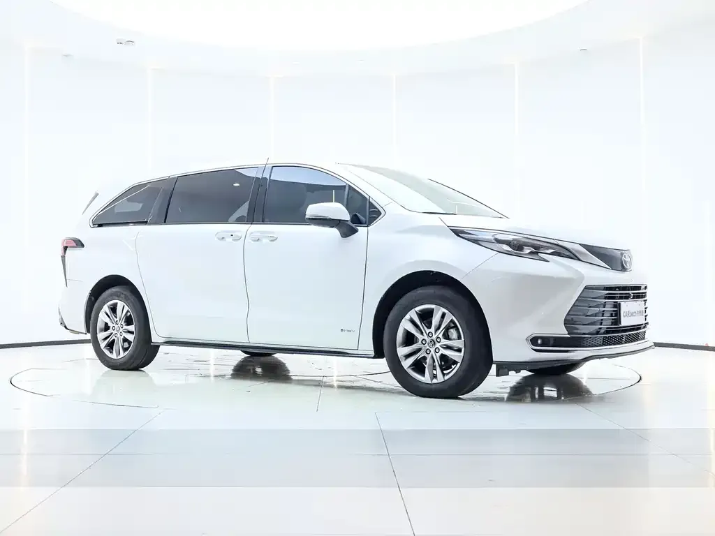 Toyota Sienna — фото 3