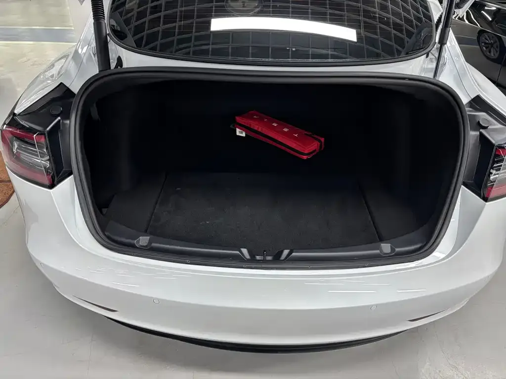 Tesla Model 3 — фото 7