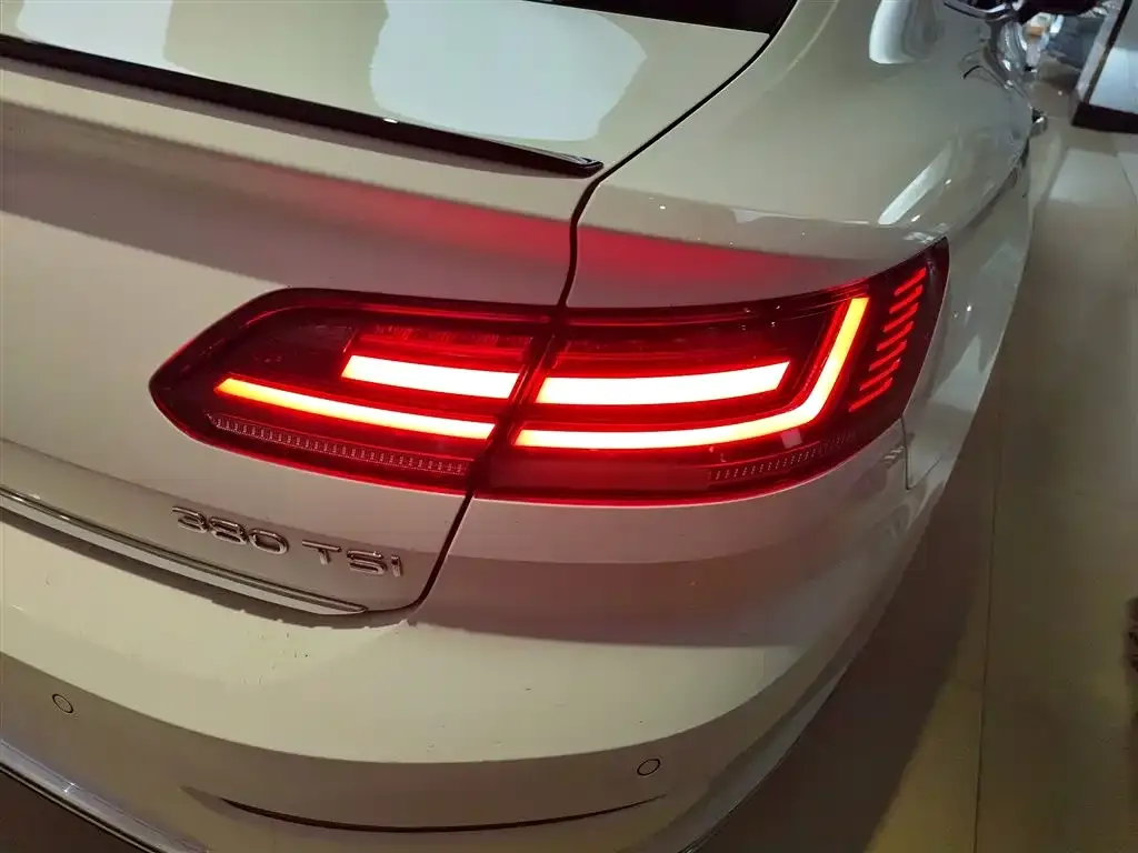Volkswagen CC 2023 из CN, фото 2