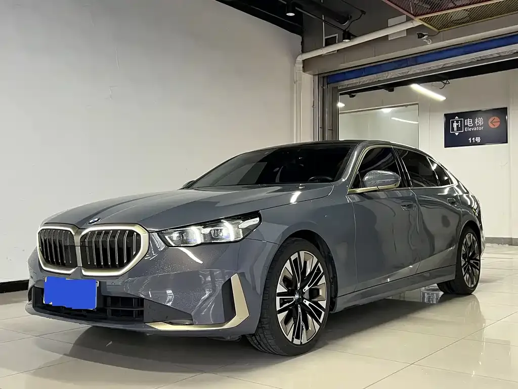 BMW 5 Series 2024 из CN, фото 1