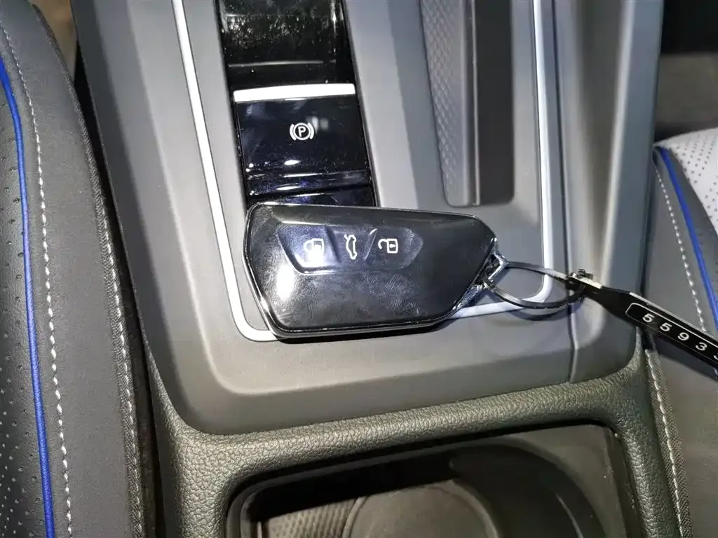 Volkswagen Golf 2024 из CN, фото 8