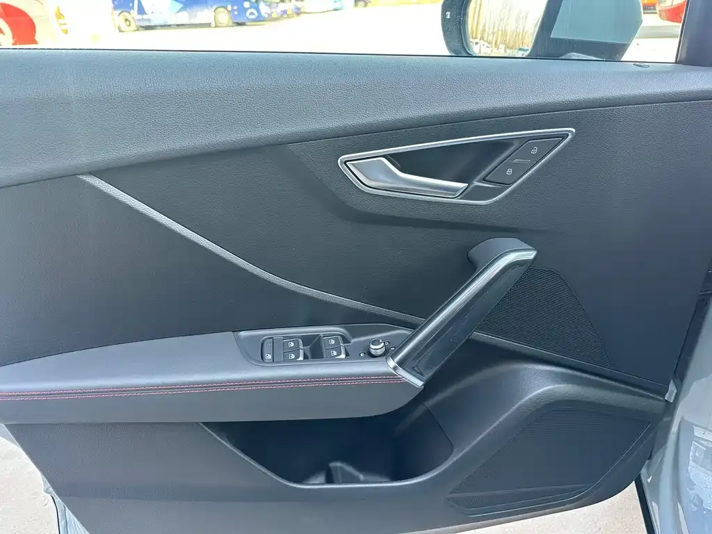Audi Q2L 2023 из CN, фото 9