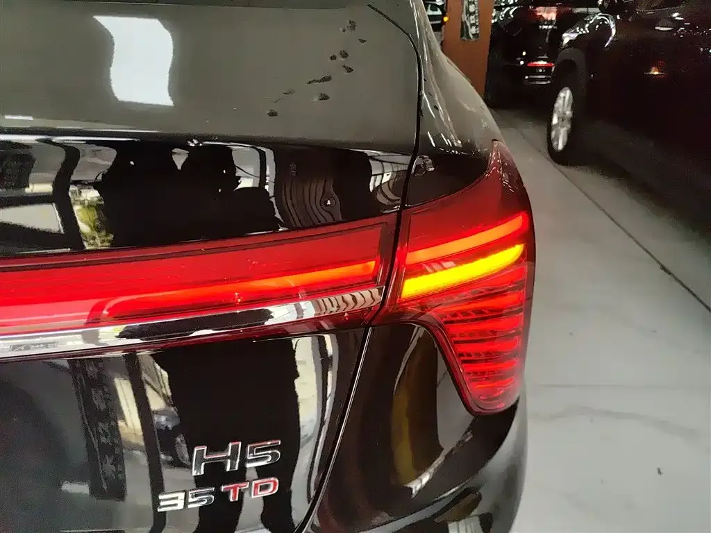 Hongqi H5 — фото 10
