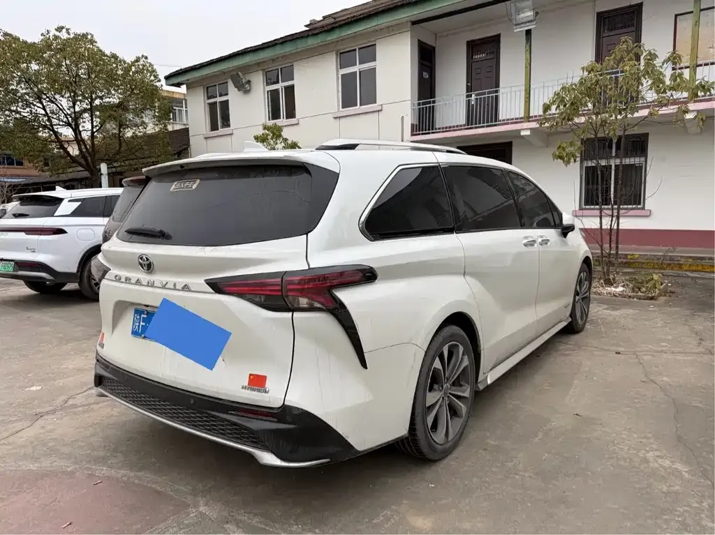 Toyota Granvia 2023 из CN, фото 4