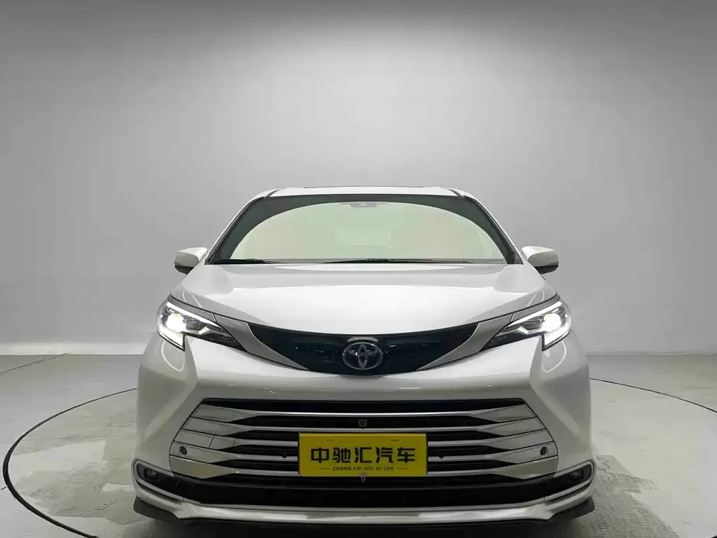 Toyota Sienna 2023 из CN, фото 2