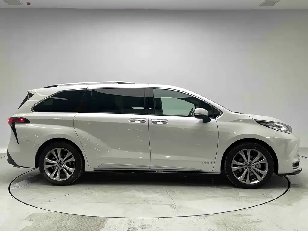 Toyota Sienna 2023 из CN, фото 3