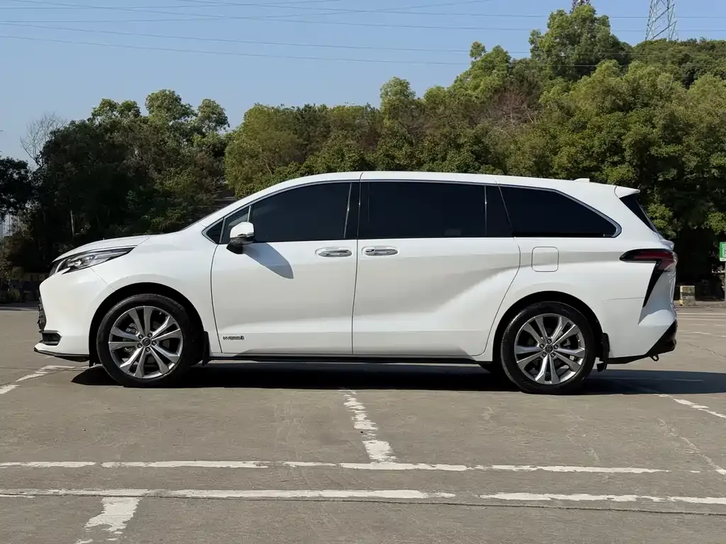 Toyota Sienna 2024 из CN, фото 2