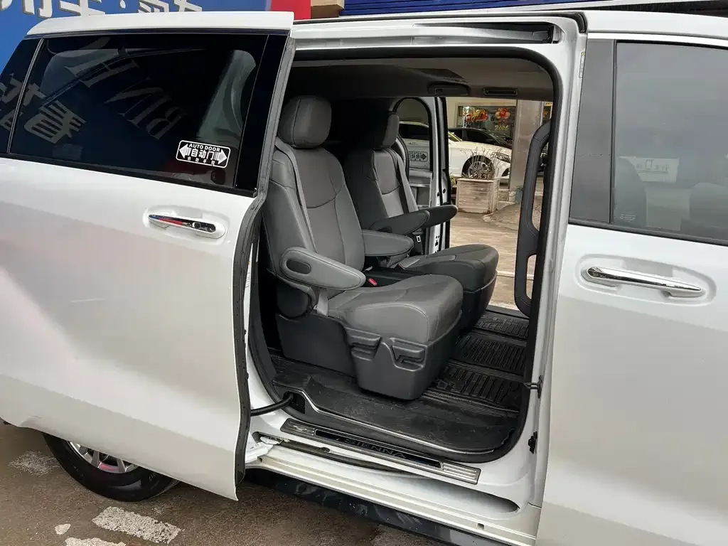 Toyota Sienna — фото 3