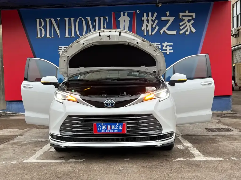 Toyota Sienna — фото 2