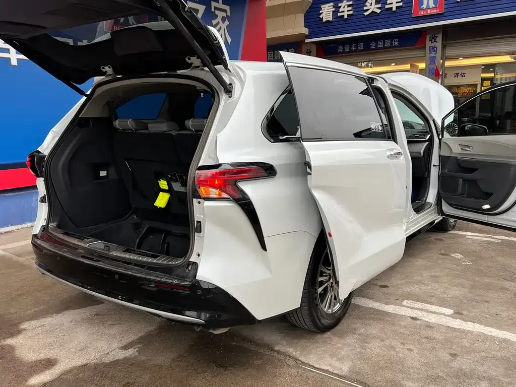 Toyota Sienna — фото 9