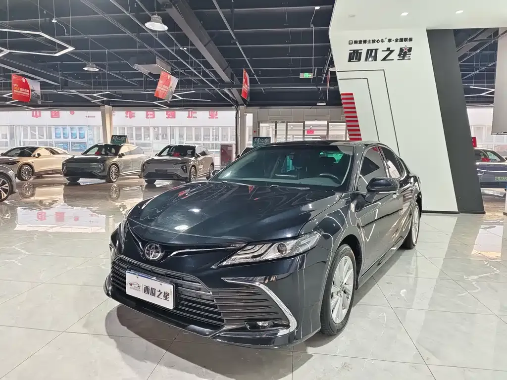 Toyota Camry — фото 1