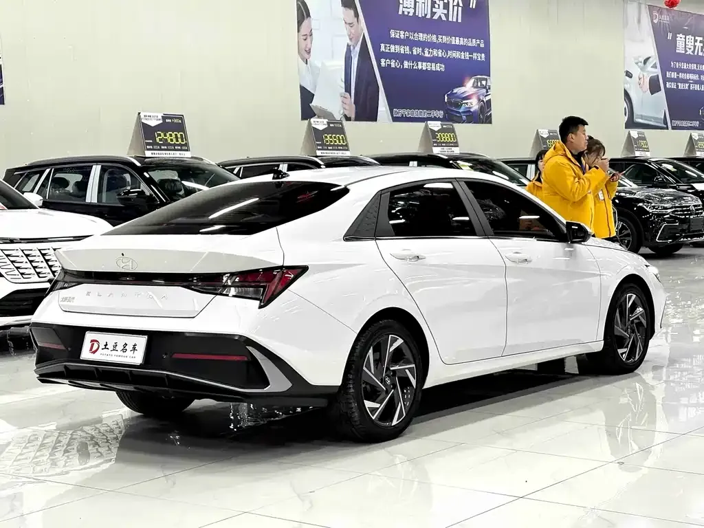 Hyundai Elantra — фото 3