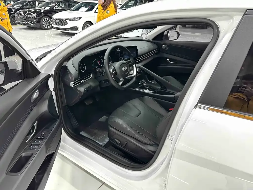 Hyundai Elantra — фото 2