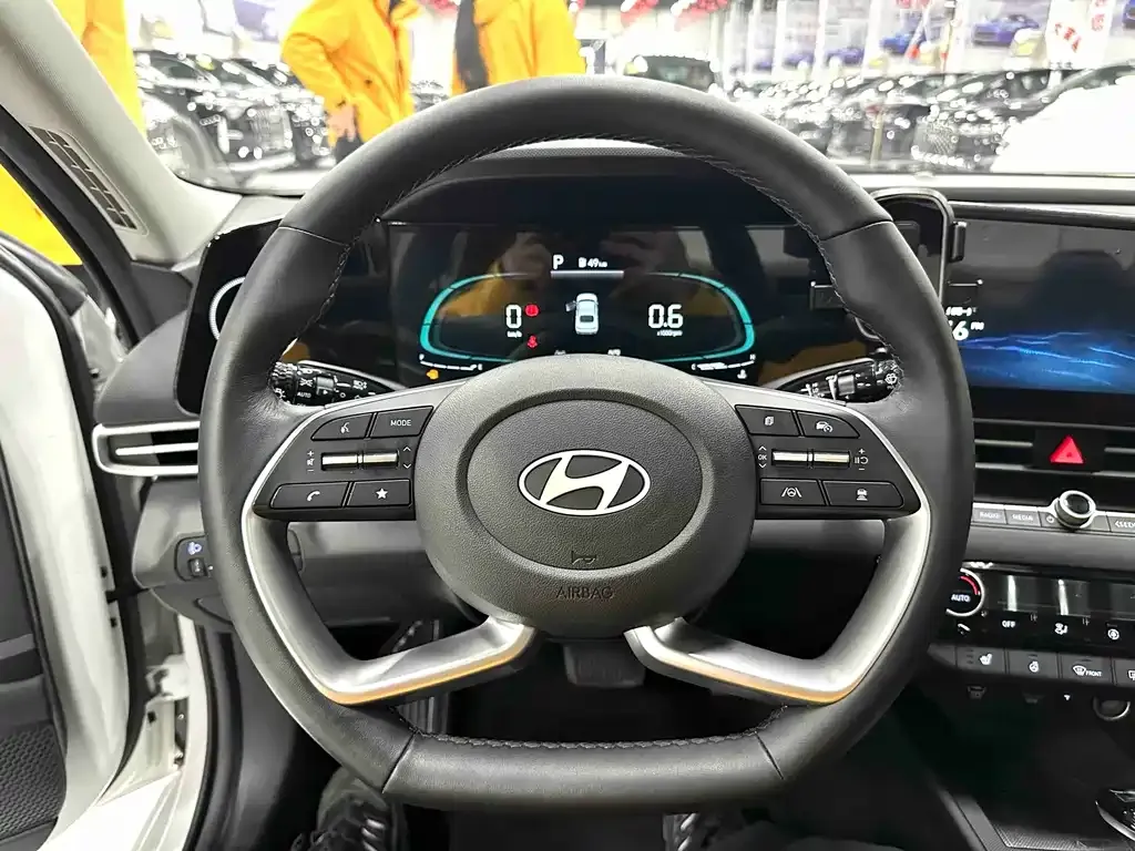 Hyundai Elantra — фото 7