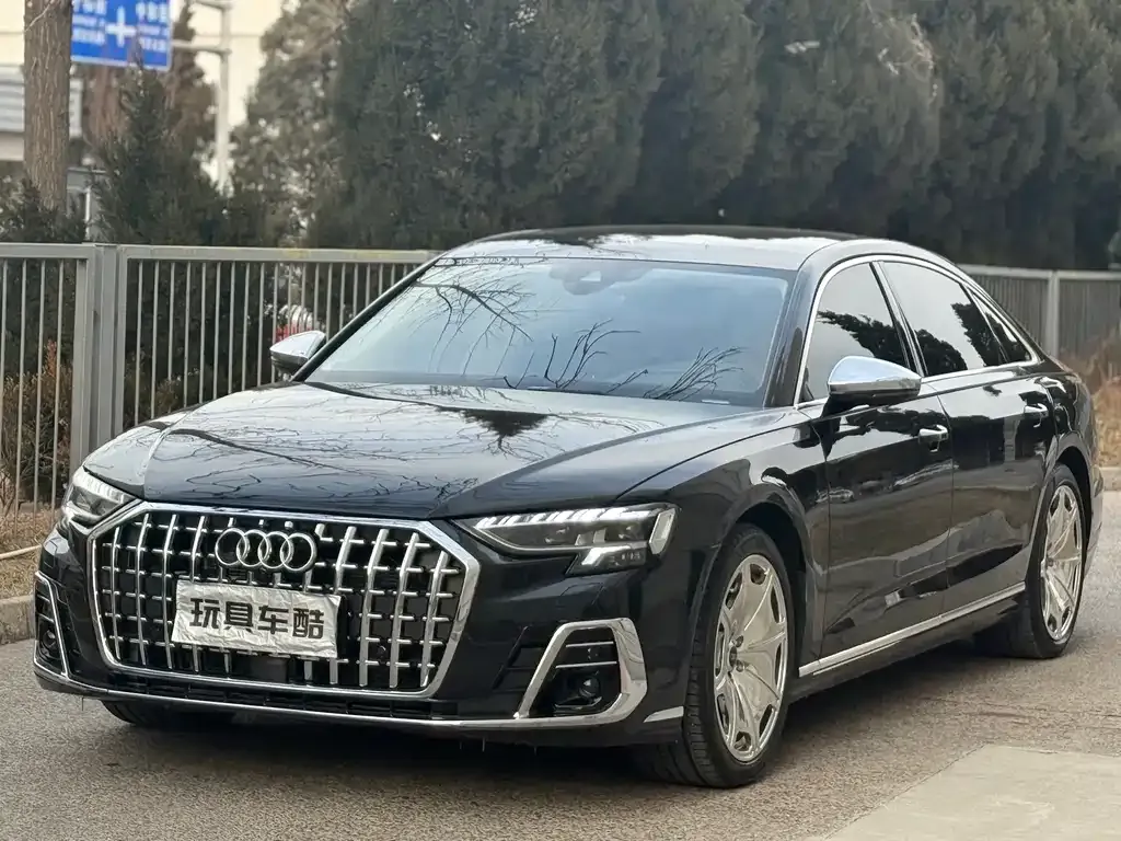 Audi A8 — фото 1