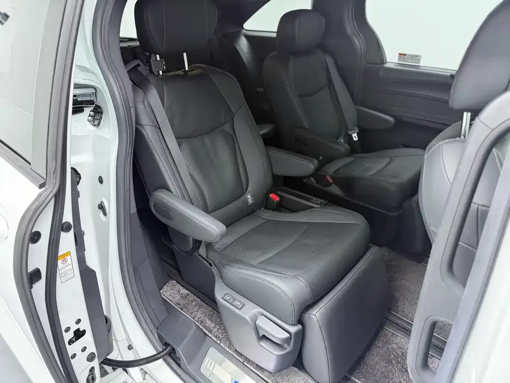 Toyota Sienna 2022 из CN, фото 7