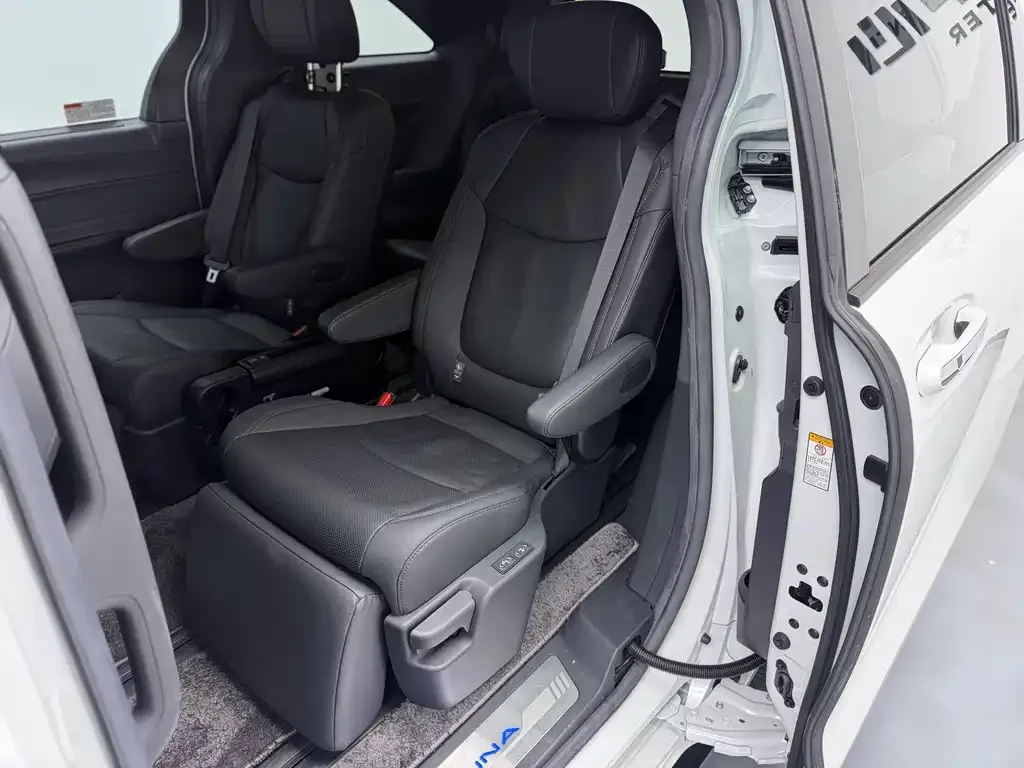 Toyota Sienna 2022 из CN, фото 5