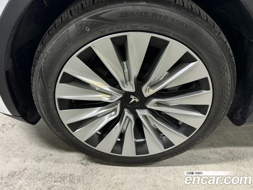 Tesla Model Y — фото 8