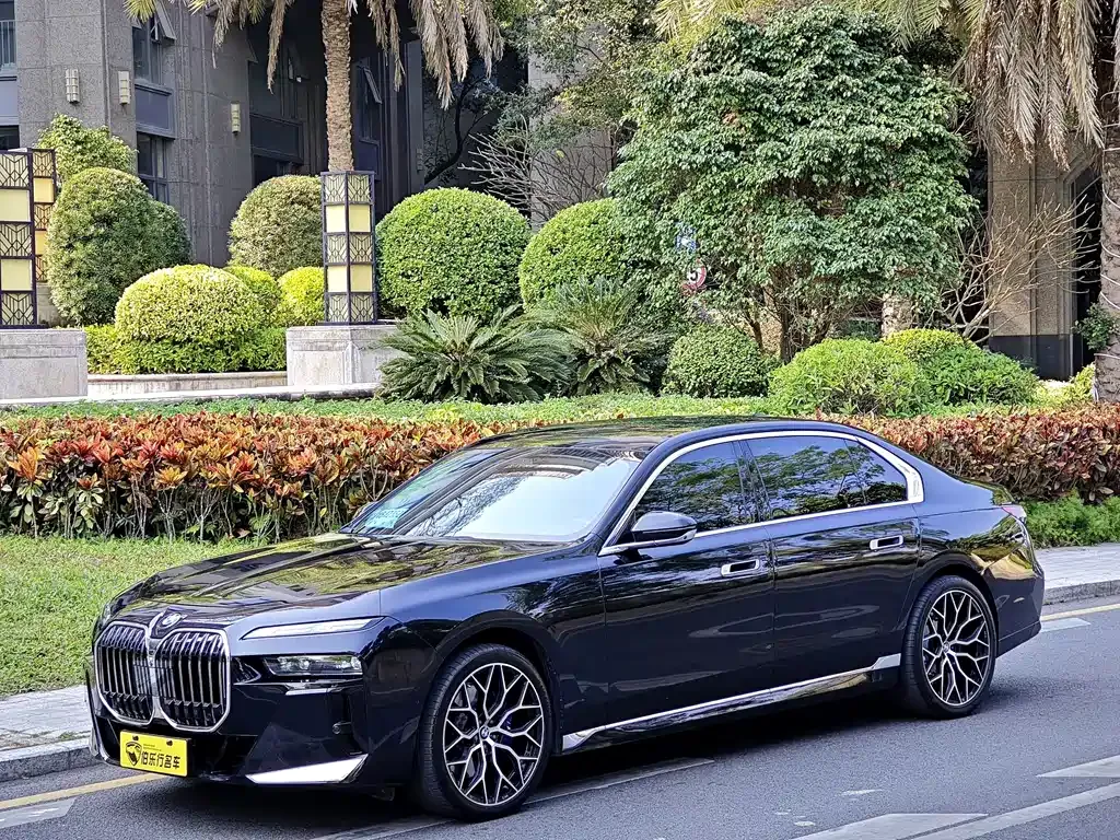 BMW 7 Series — фото 1