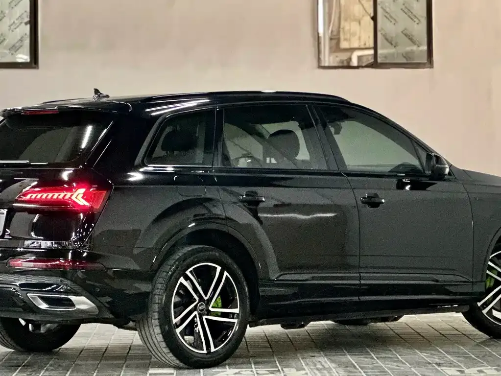 Audi Q7 2024 из CN, фото 4