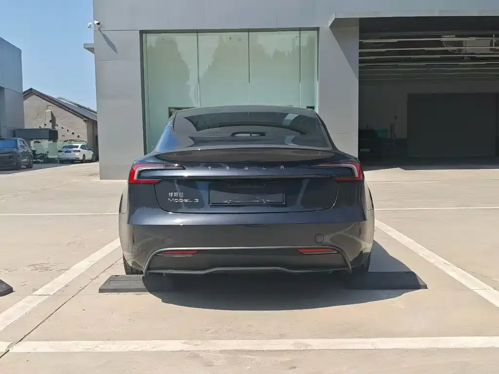 Tesla Model 3 — фото 8