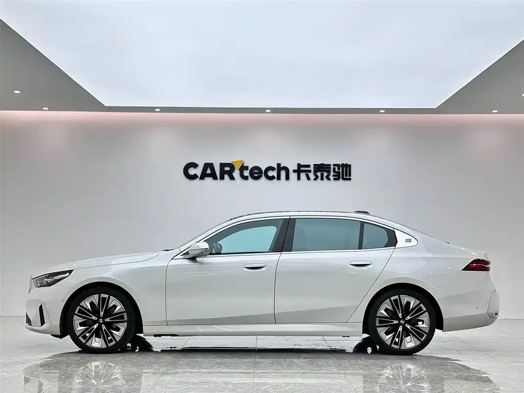 BMW 5 Series 2024 из CN, фото 5