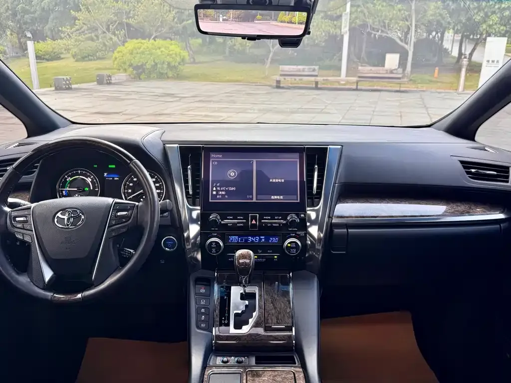 Toyota Alphard — фото 2