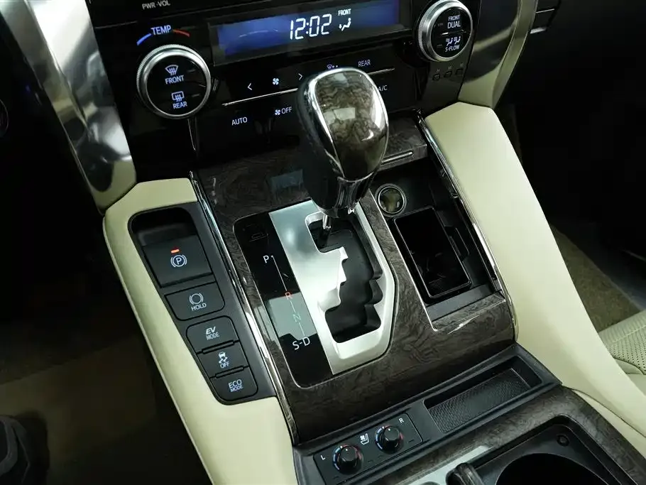 Toyota Alphard — фото 6