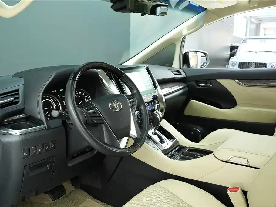 Toyota Alphard — фото 9