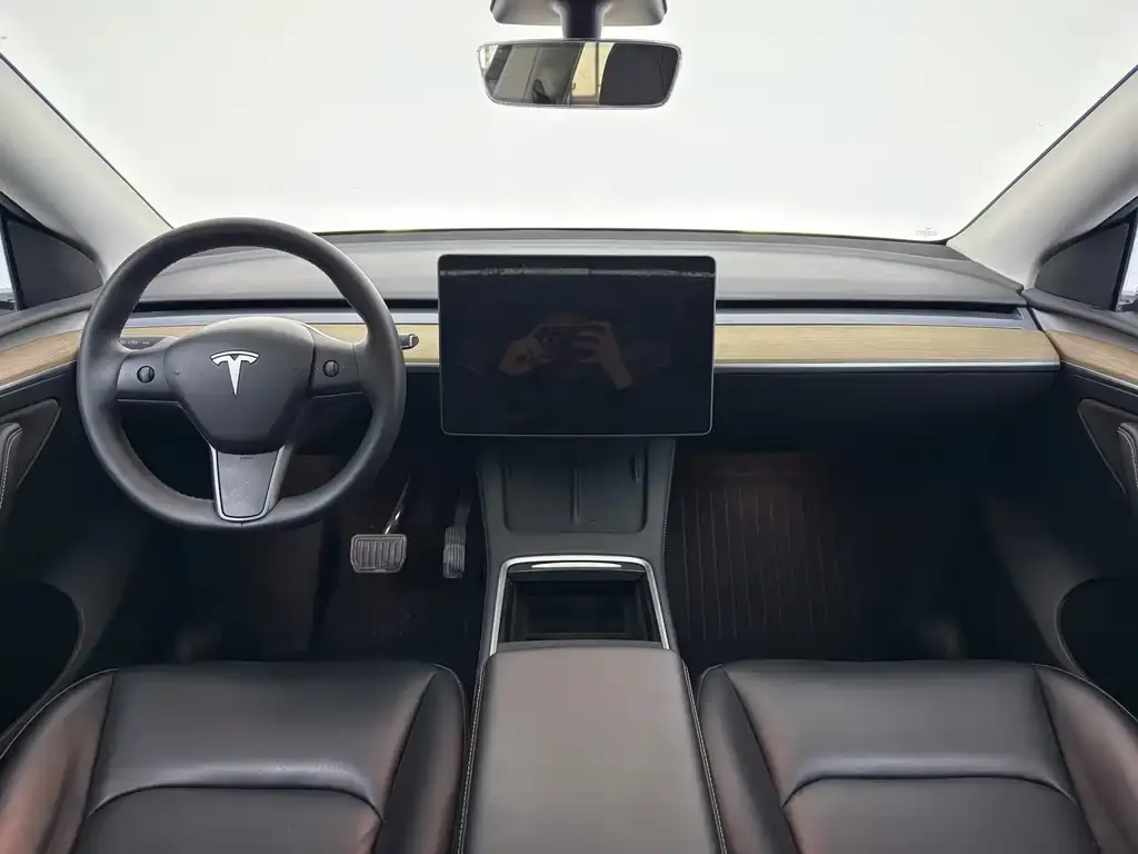 Tesla Model Y — фото 8