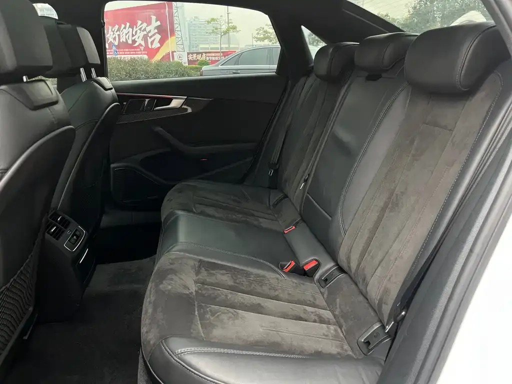 Audi A4L 2022 из CN, фото 2