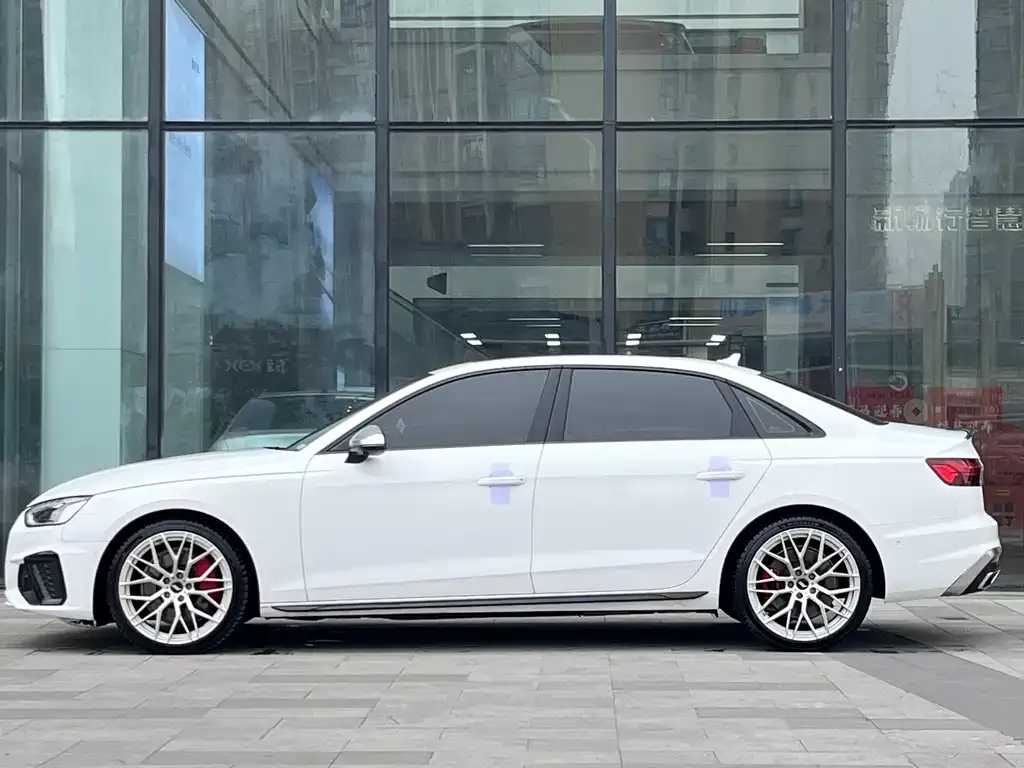 Audi A4L 2022 из CN, фото 5