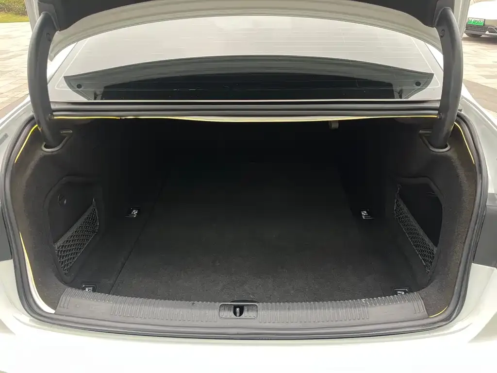 Audi A4L 2022 из CN, фото 7