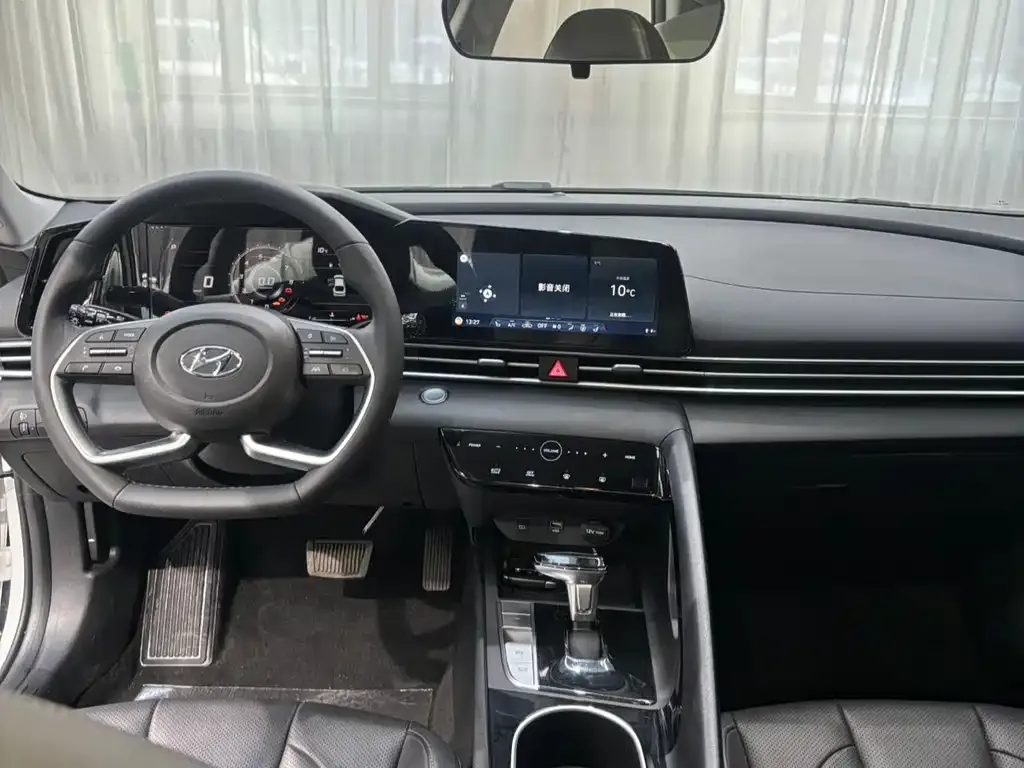 Hyundai Elantra — фото 3