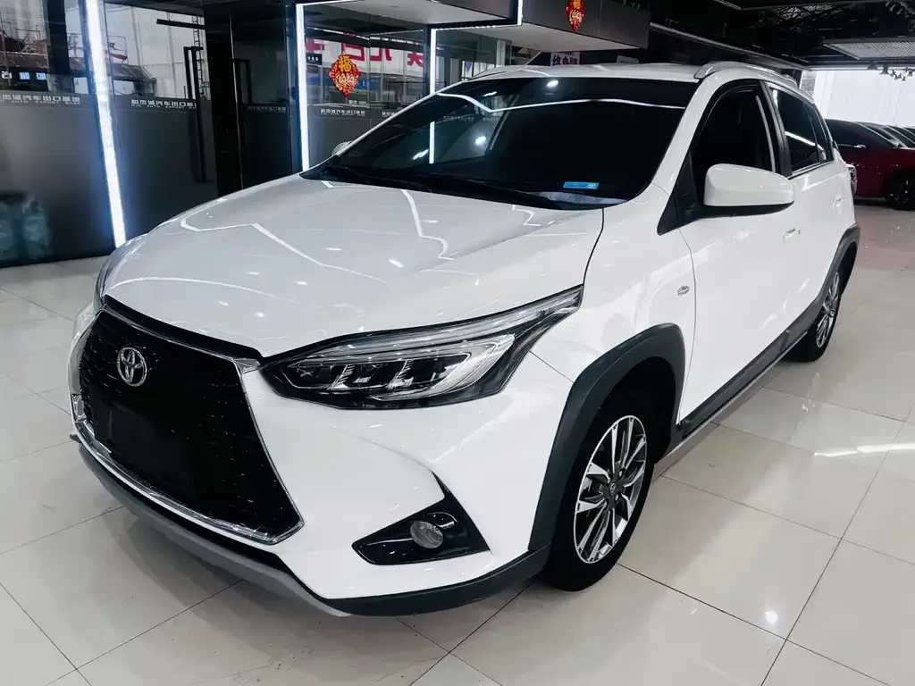 Toyota Yaris L — фото 1