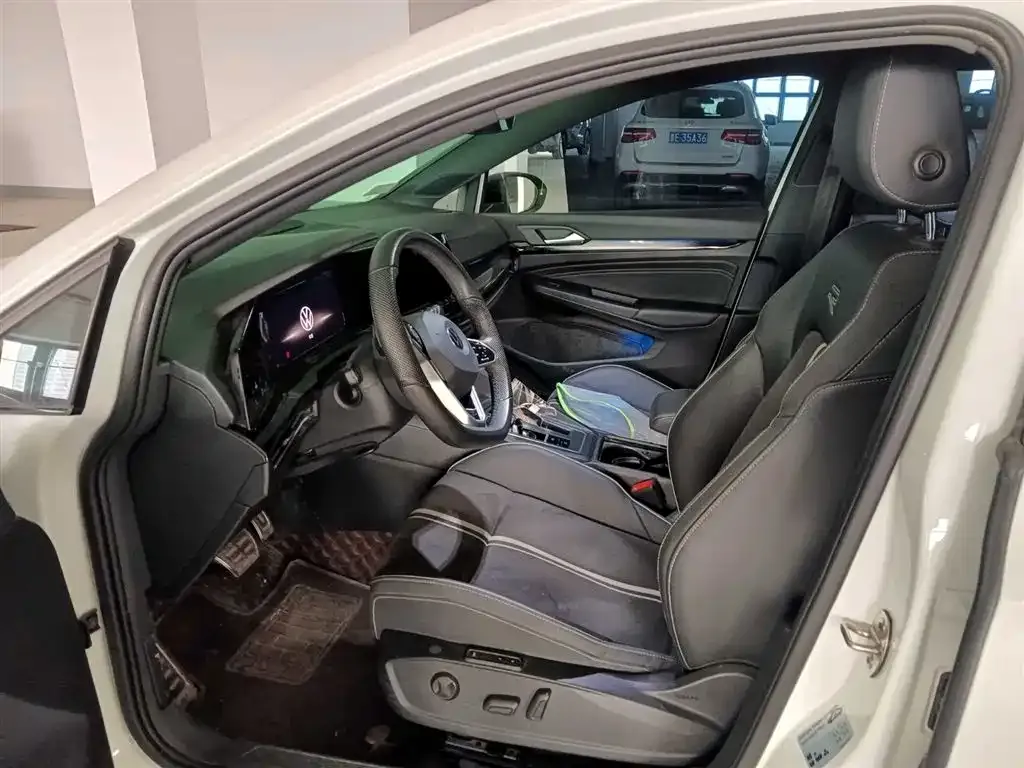 Volkswagen Golf 2024 из CN, фото 9