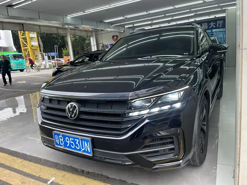 Volkswagen Touareg — фото 1