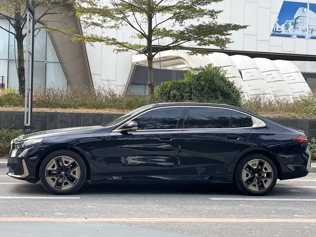 BMW 5 Series 2025 из CN, фото 10