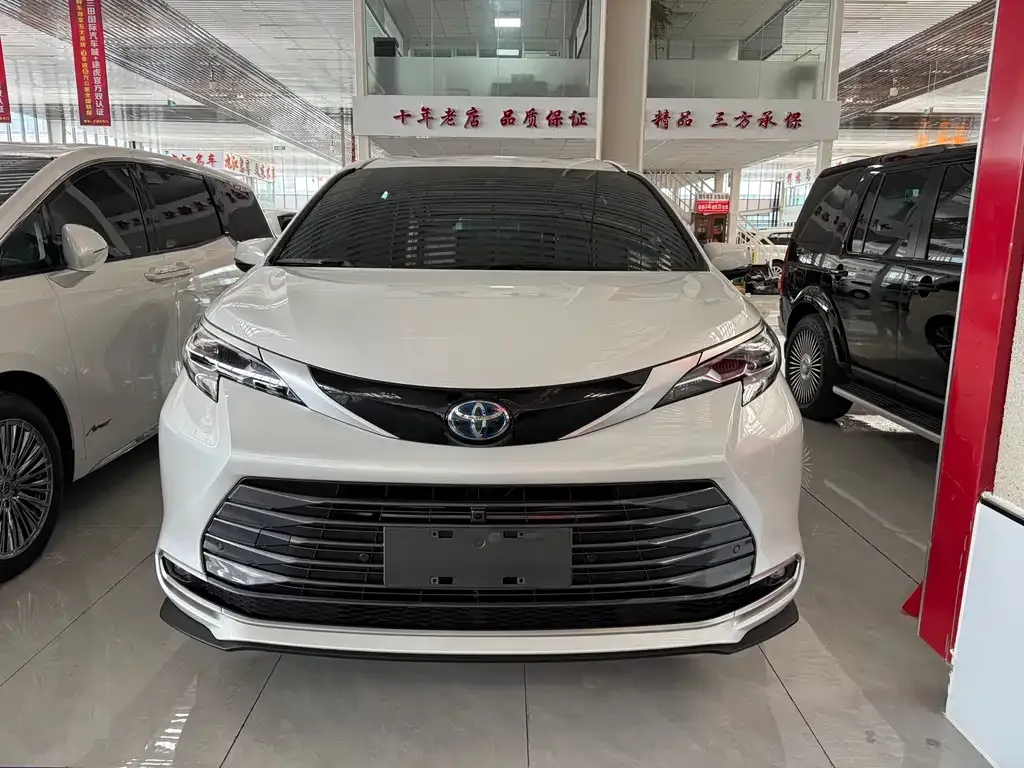 Toyota Sienna — фото 1