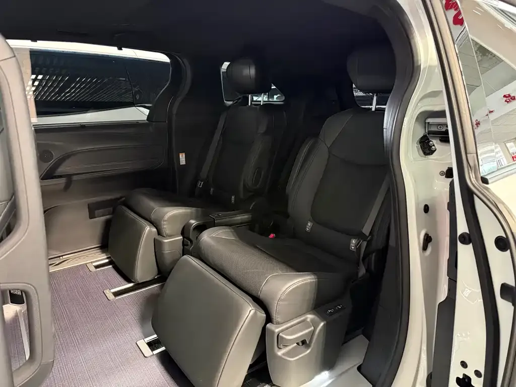 Toyota Sienna — фото 2