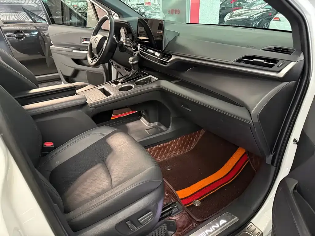 Toyota Sienna — фото 6