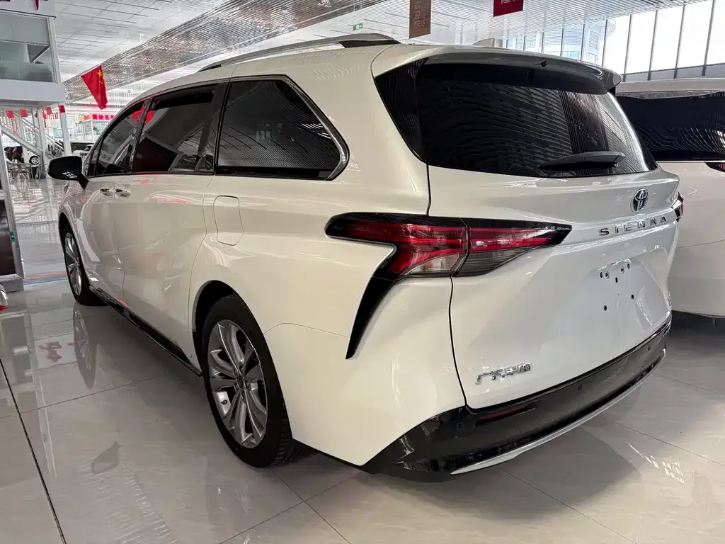 Toyota Sienna — фото 8