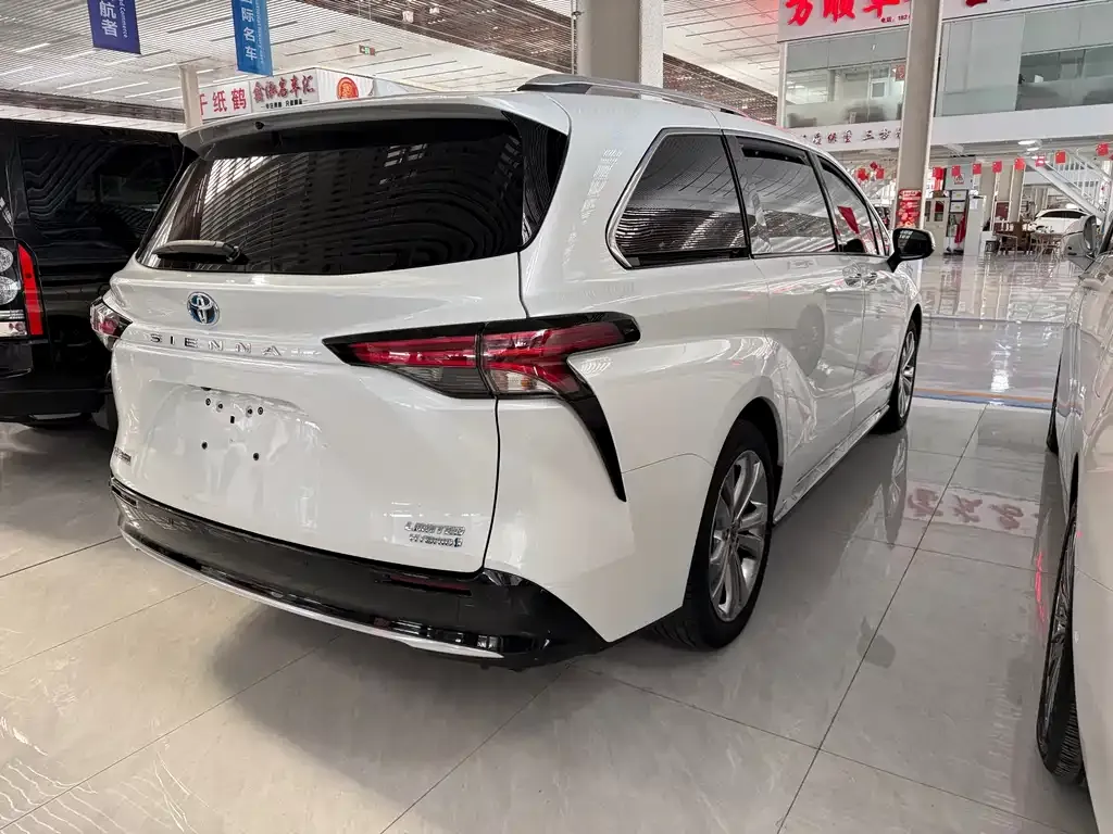 Toyota Sienna — фото 7
