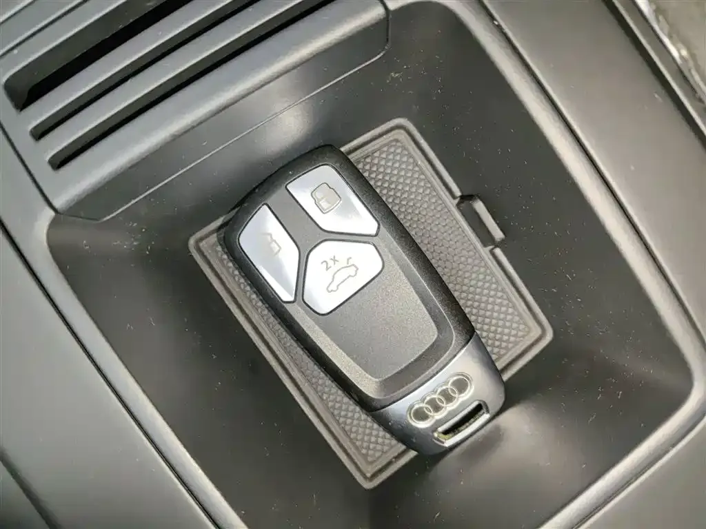 Audi A4L 2023 из CN, фото 10