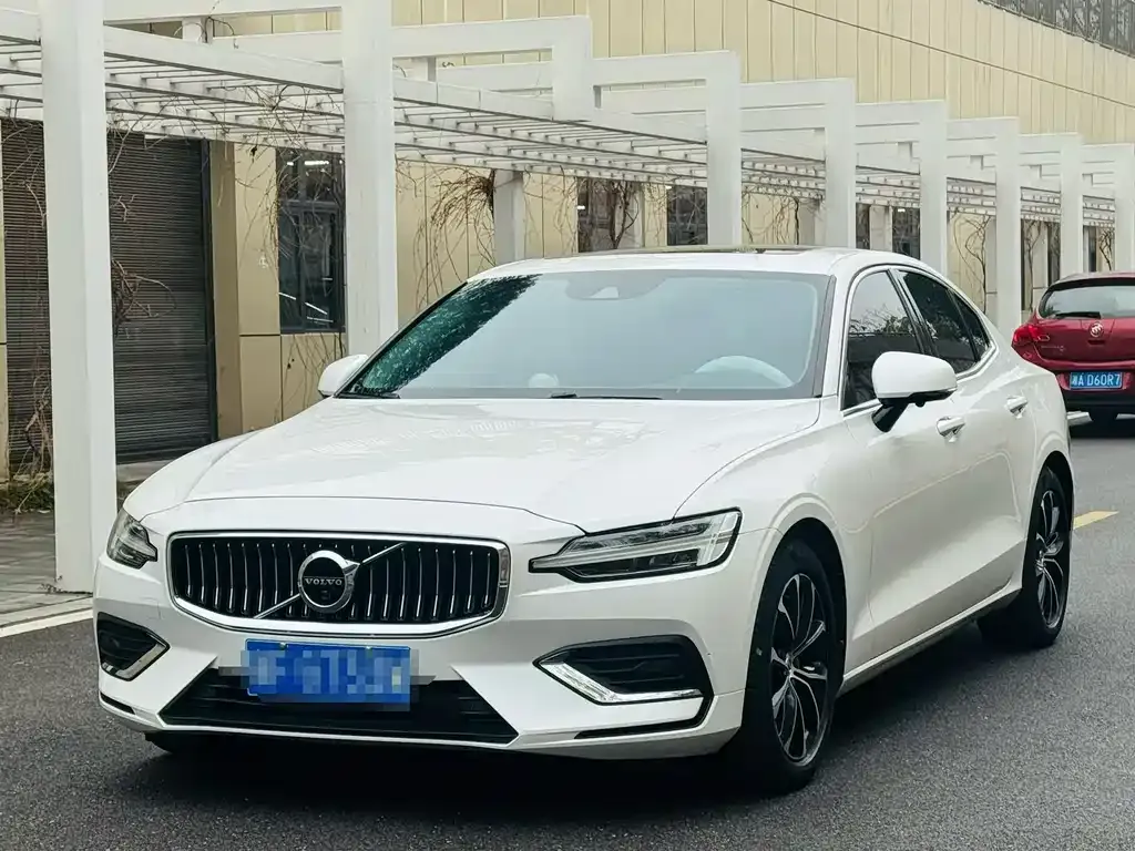 Volvo S60 — фото 1