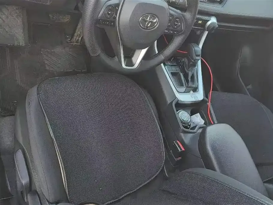 Toyota RAV4 — фото 10