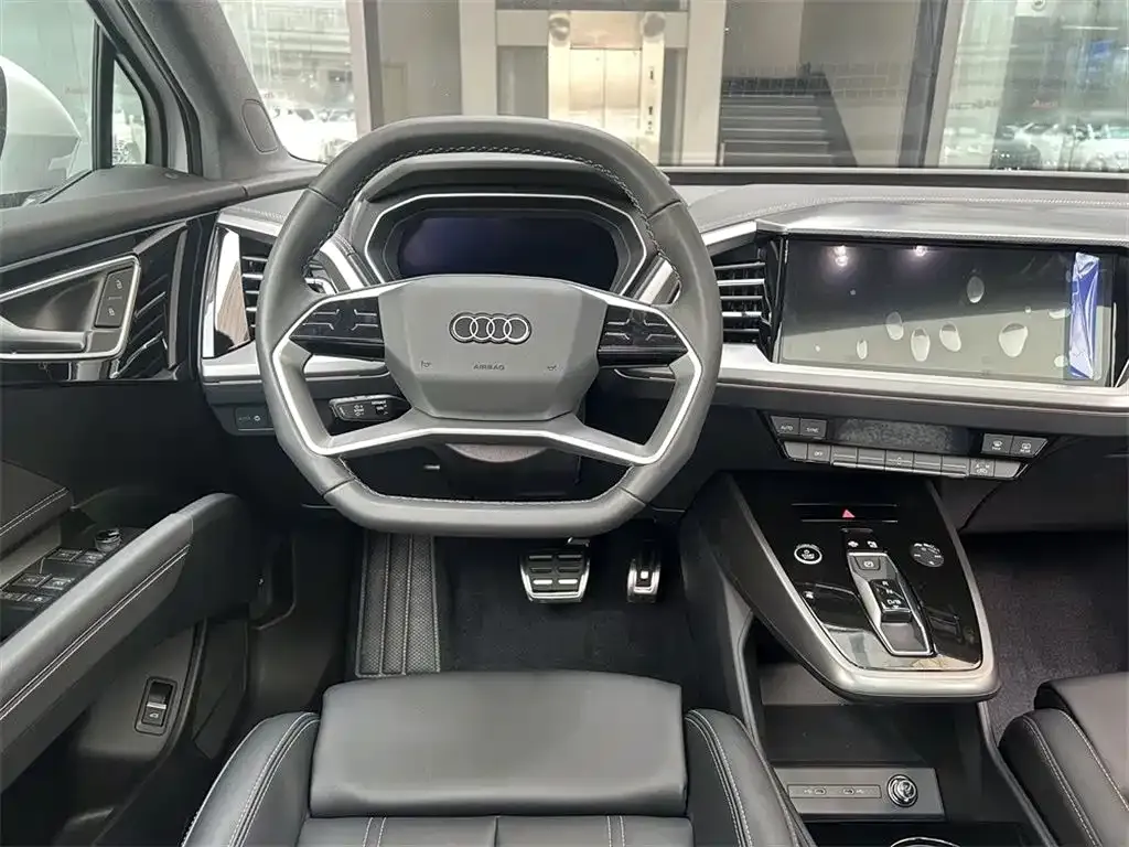 Audi Q4 e-tron — фото 2